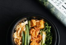 하루 한 끼: 간편하면서 영양가 높은 식사 vegetable salad on black ceramic bowl