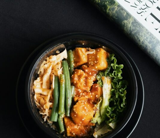 하루 한 끼: 간편하면서 영양가 높은 식사 vegetable salad on black ceramic bowl