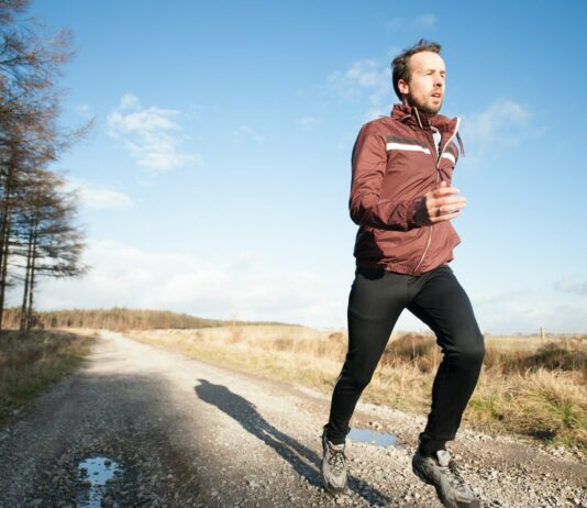 아침 운동이 체중 감량에 미치는 영향 person running