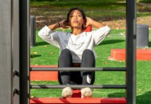 체지방 감소를 위한 최고의 운동 조합 woman in white long sleeve shirt and black pants sitting on red metal frame