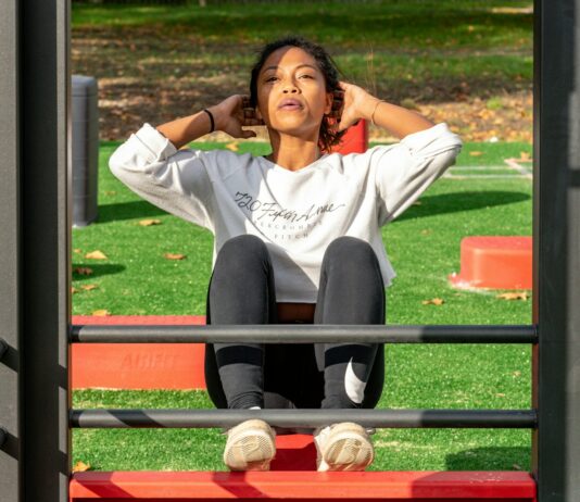 체지방 감소를 위한 최고의 운동 조합 woman in white long sleeve shirt and black pants sitting on red metal frame