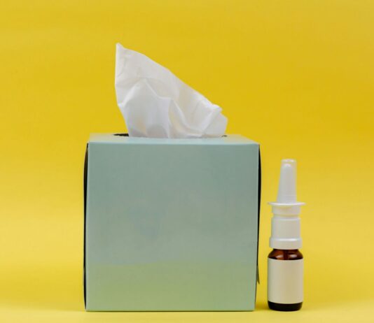 알레르기 예방: 환경 속에서 실천하는 방법 white and brown bottle beside white tissue box