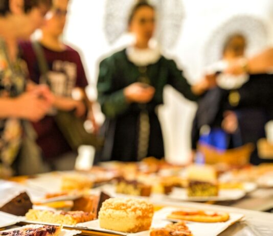 심리적 식욕과 음식의 관계: 스트레스와 식습관 분석 selective focus photography of sliced bread on white ceramic plate