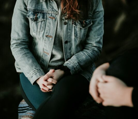 체중 감량과 정신적 안정의 관계 woman wearing gray jacket