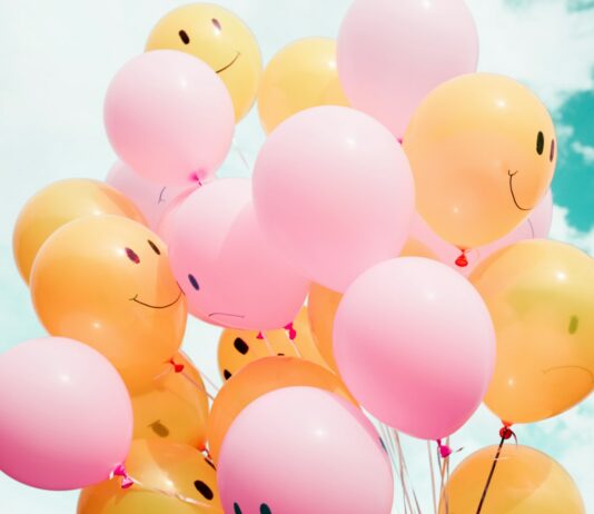정신적 웰빙을 위한 긍정적인 사고 low-angle photo of pink and orange balloons