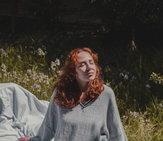 운동과 영양 관리로 노화를 방지하는 법 woman in gray sweater sitting on white textile