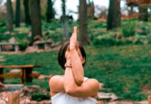 요가와 명상으로 건강한 정신과 신체 유지하기 woman performing yoga