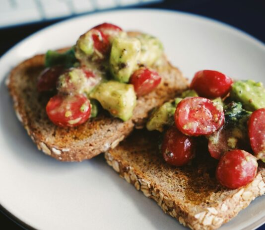 다이어트의 성공 요인, 운동과 식단 관리 bread with tomato and green vegetable on white ceramic plate