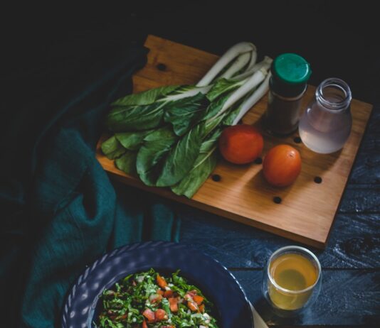체중 감량을 위한 최고의 식단: 전문가의 조언 vegetable salad in bowl with fork, knife, and glass