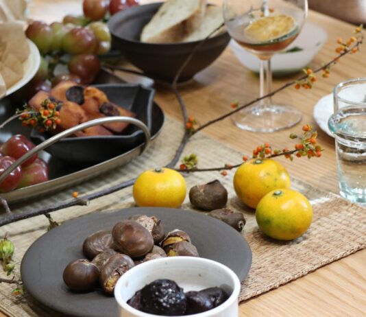 건강한 다이어트를 위한 일주일 식단 a wooden table topped with plates and bowls of food