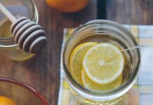 감기 예방에 효과적인 차와 음료 추천 clear glass container with lemon slices