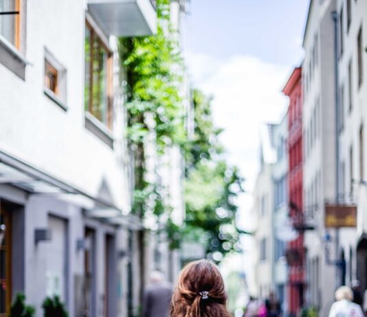 겨울철 간단한 운동으로 체중 관리하는 법 woman wearing gray top walking on sidewalk during daytime