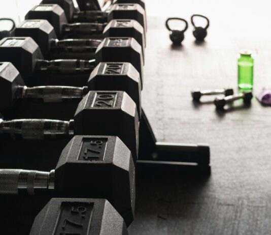 지방 감소와 근육 증가를 위한 운동 루틴 black and gray dumbbells on floor