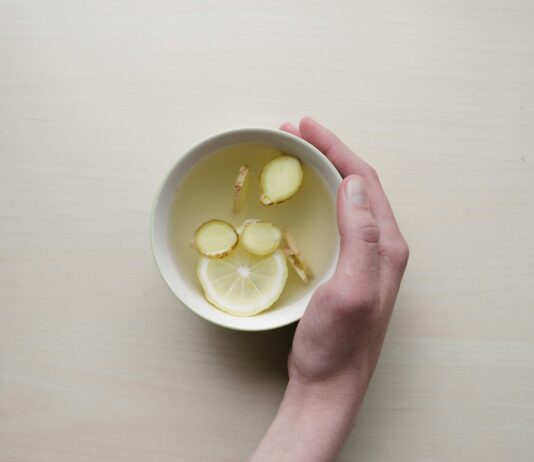 감기에 좋은 음식: 천연 치료제로 활용하기 person holding white bowl with sliced lime and ginger inside