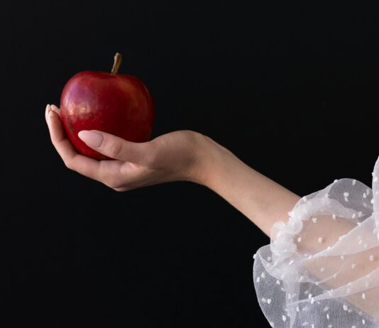 체중 조절을 위한 심리적 동기부여 전략 A woman in a white dress holding an apple