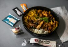 면과 밥 중 어떤 것을 먹어야 할까? A bowl of food sitting on top of a table