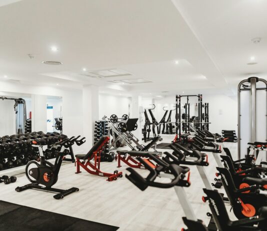 헬스장 초보자를 위한 가이드: 기구 사용법과 에티켓 black spin exercise bike lot