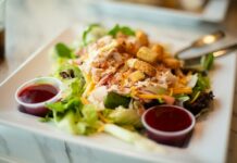 건강한 체중관리를 위한 저칼로리 식단 a plate of food