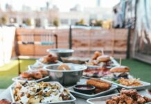 건강한 라이프스타일의 필수, 다이어트와 운동 selective focus photography of plates of food on table during daytime