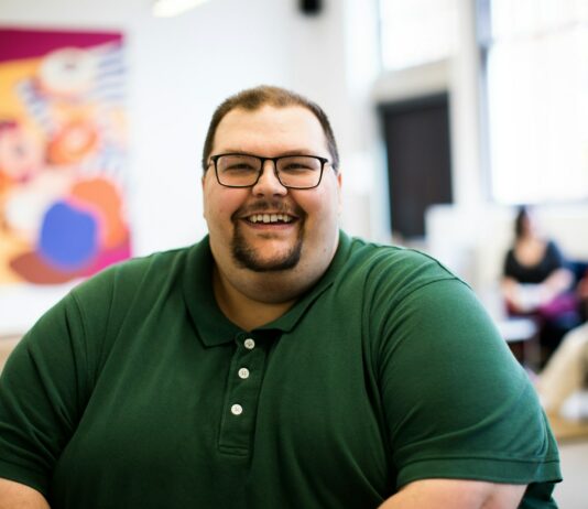 건강한 식단으로 현대인의 질병 비만 예방하기 man sitting down wearing green polo shirt