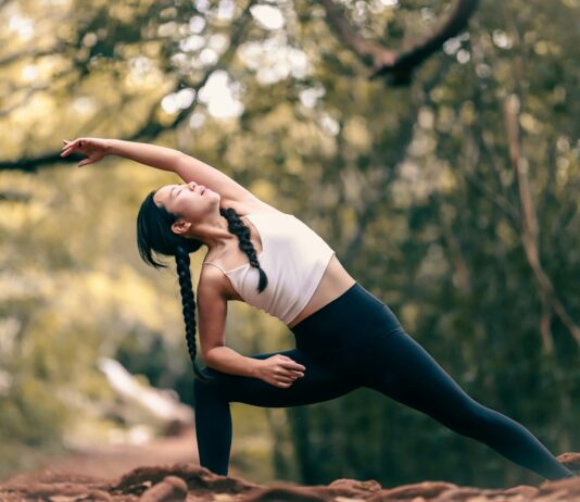 “아침에 손이 붓고 무겁다면?”… 수면 중 체액 순환 저하가 원인일 수 있습니다 woman in white tank top and black leggings doing yoga during daytime