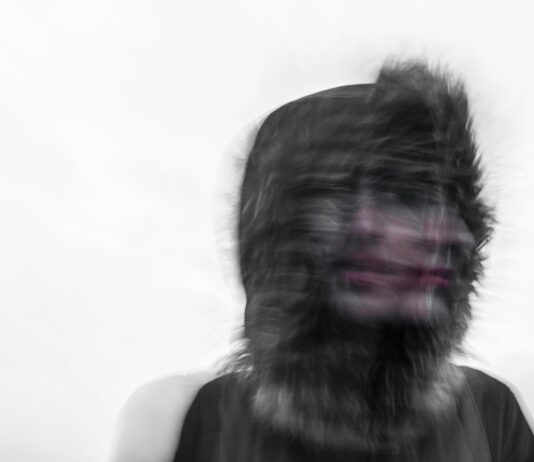 “갑자기 불안하고 가슴이 두근거려요”… 경미한 공황의 징후일 수도 있습니다 Creepy blurred photo of a person's face and a furry hood