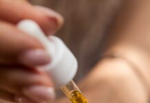 피부 건강을 유지하는 7가지 습관 person holding dropper