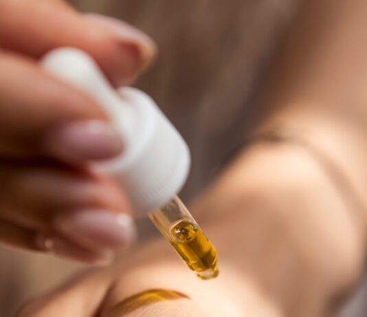 피부 건강을 유지하는 7가지 습관 person holding dropper