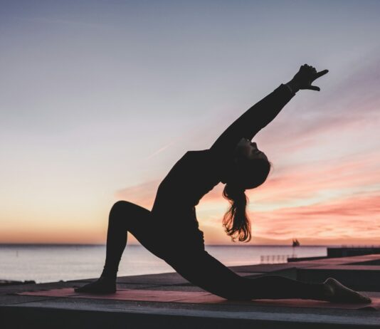 바쁜세상에 필요한 정신건강 챙기기 silhouette photography of woman doing yoga