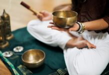 마음을 달래는 명상, 바쁜 현대인의 실용적인 마음 관리 방법 person in white dress shirt holding brown wooden chopsticks