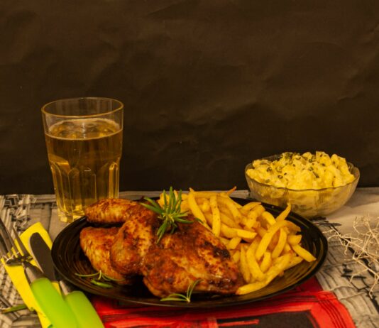 저탄고지(LCHF) 식단, 체중감량 효과 vs. 건강 위험성 논란 fried chicken on red and white ceramic plate
