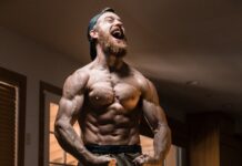 근감소증 예방, 근육 건강이 삶의 질을 결정한다 man flexing muscles