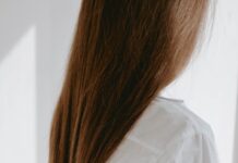 건강한 머릿결을 위한 생활 속 헤어 관리법 woman in white dress shirt