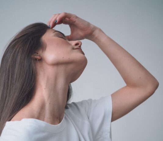 “하루 종일 가래가 끓고, 기침이 멈추질 않아요”… 혹시 숨겨진 ‘후비루 증후군’? a woman with her hand on her face