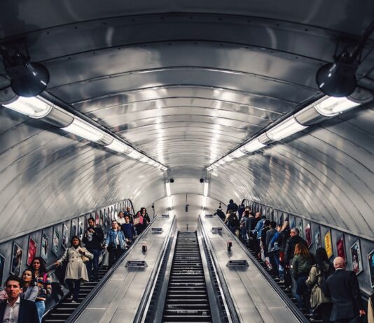 걷기 운동, 일상 속 건강 지킴이로 떠오르다…한국인 맞춤 실천법은? people riding escalator