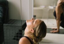 “일상 속 새로운 활력, 필라테스가 가져온 변화” a woman lying on the floor