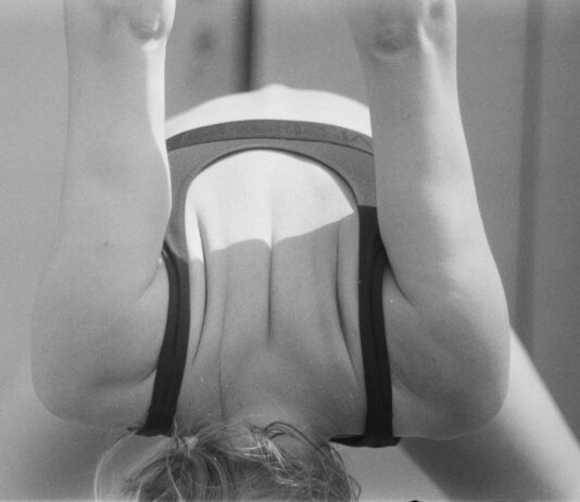 꾸준한 필라테스, 우리 일상에 스며드는 건강한 습관 a person posing for the camera