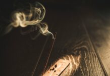 일상에 스며드는 대체요법, 새로운 건강 루틴의 탄생 white smoke on black surface