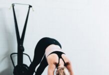 PNF 스트레칭: 뇌를 해킹하여 한계를 돌파하라 woman in black sports bra and blue denim jeans doing yoga