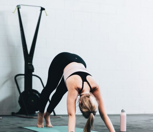 PNF 스트레칭: 뇌를 해킹하여 한계를 돌파하라 woman in black sports bra and blue denim jeans doing yoga