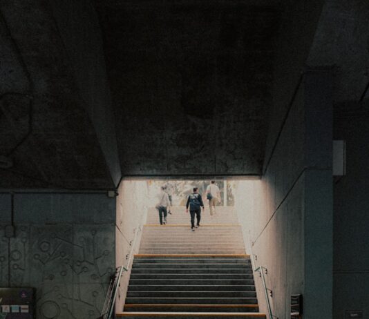 짧은 걷기, 길게 건강! 바쁜 현대인을 위한 ‘마이크로 워킹’ 습관 확산 A group of people walking down a flight of stairs