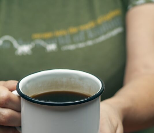작은 습관이 변화의 시작, 한국인의 건강한 아침 루틴 주목받아 a woman holding a cup of coffee in her hands