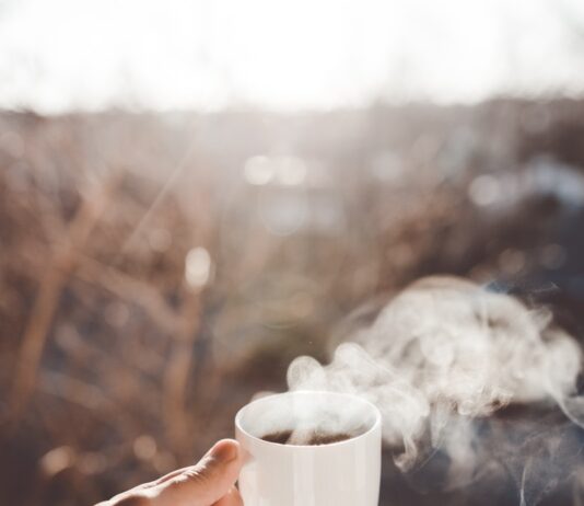 앉아있는 시간이 길어진 직장인들, ‘작은 습관’으로 건강 지키기 person holding white ceramic cup with hot coffee