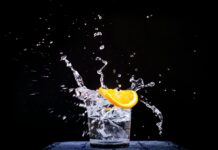 변화하는 여성 건강관리, 내 몸과 마음을 위한 실천법 splash of water in drinking glass with sliced lemon