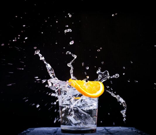 변화하는 여성 건강관리, 내 몸과 마음을 위한 실천법 splash of water in drinking glass with sliced lemon