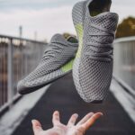 러닝화, 비쌀수록 좋을까? 내 발을 지키는 ‘인터페이스’의 과학 pair of gray running shoes