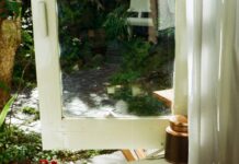일상 속 스트레스, ‘작은 변화’가 해답… 실천 가능한 관리법 주목받아 Tea set arranged on a wooden tray by the window.