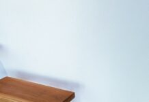 집에서 시작하는 심플 라이프, 미니멀리즘 건강법이 뜬다 A small wooden stool sitting on top of a hard wood floor