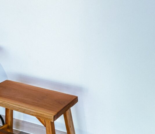 집에서 시작하는 심플 라이프, 미니멀리즘 건강법이 뜬다 A small wooden stool sitting on top of a hard wood floor