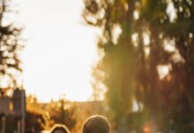 여성 건강, 일상 습관에서 시작하는 작은 변화로 지키자 a group of people sitting on top of a lush green field